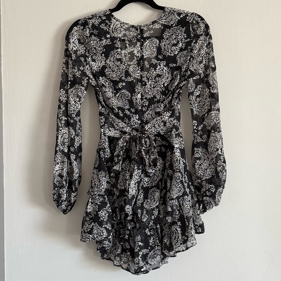 NWT Black and White Printed Floral Long Sleeve Ruffle Romper - Picture 12 of 12